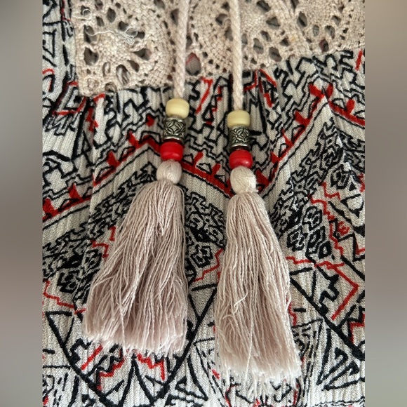 Angie Boho Crochet Black White Red Tribal Print Cold Shoulder Blouse Top Size L - Picture 5 of 10